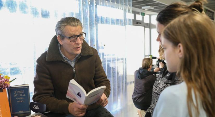 Sorban álltak a versekért Szombathelyen – színészek vitték közelebb a költészetet a piachoz - fotók