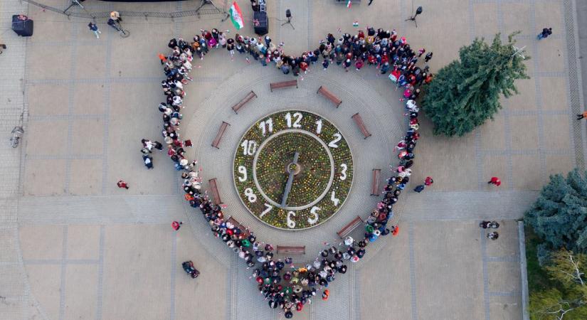 A béke üzenete Miskolcon: közös kiállás helyszíne volt a Szent István tér