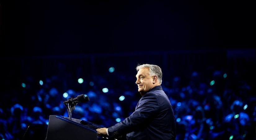 Az egyik oldalon egy sokgyermekes, jó házasságban élő és gyakorló keresztény ember: Orbán Viktor