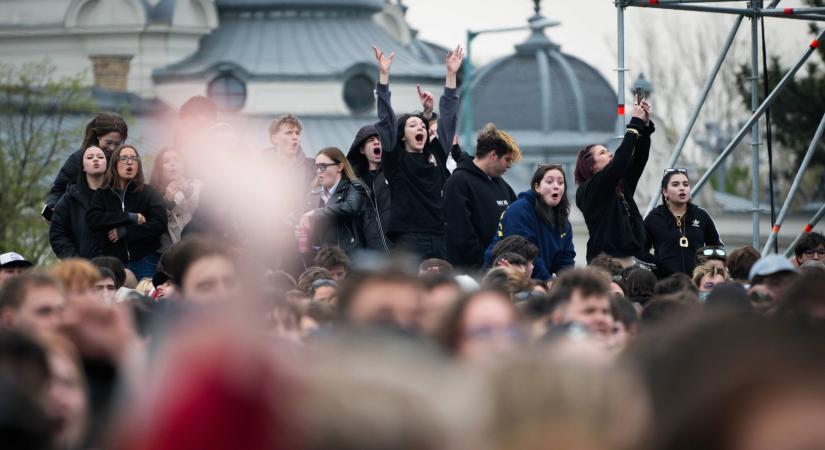 „Örökre elég volt ebből” – Az óriási tömeg mellett a hangulat is történelmi volt a Rendszerbontó Nagykoncerten