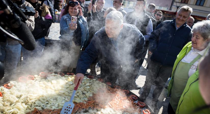 „Ezt jól kifőztük” - Orbán Viktor Vác után Balassagyarmaton is a konyhában bizonyított
