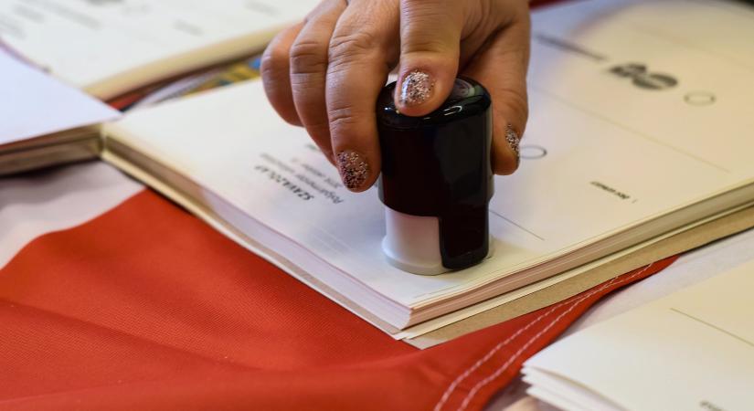 Itt már meg is kezdődött a voksolás, ömlenek a levélszavazatok is