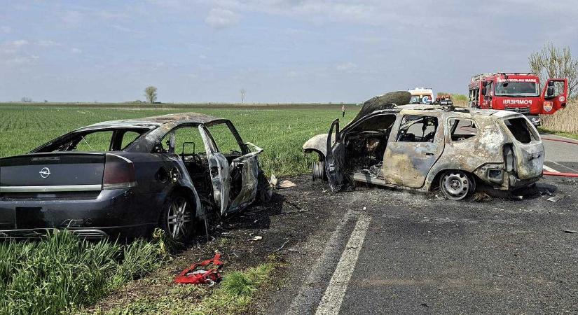 Ütközés után kigyulladt két autó, négyen kerültek kórházba