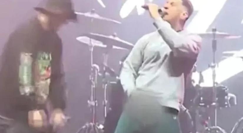 Most jött ki igazán a különbség: nemi szerv mutogatás ott, békés kézfogás itt