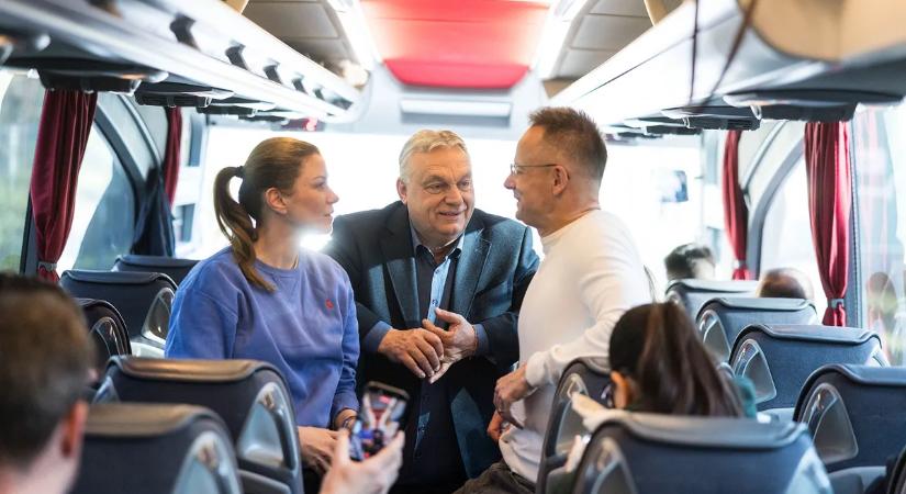 Szijjártó Péter mindenkit meglepett! 500 kézfogás egyetlen állomáson