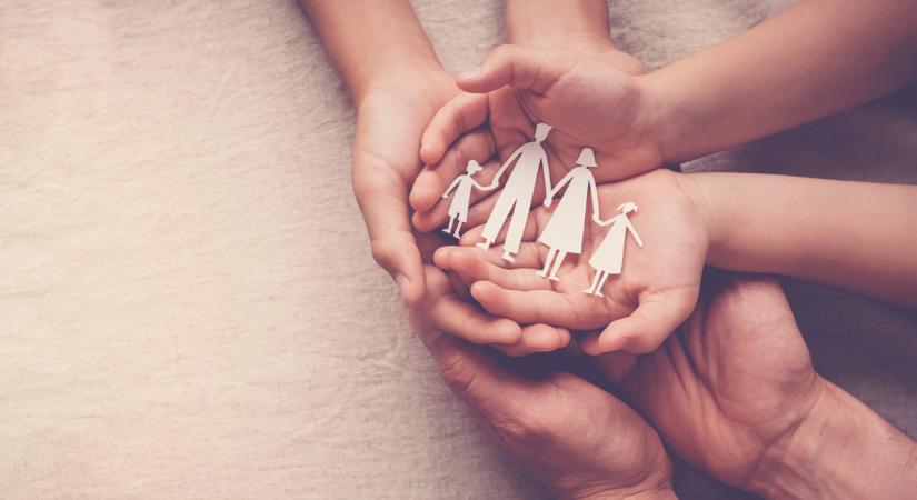 Mennyi a magasabb összegű családi pótlék 2026-ban, és hogyan lehet hozzájutni? Az igénylés menete, feltételei