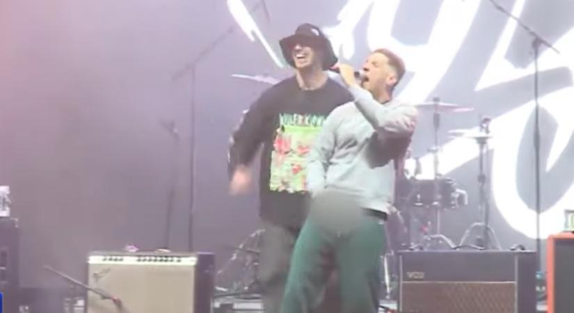 Színpadon kapta elő a nemi szervét a rapper, botrányosra sikerült Puzsér koncertje