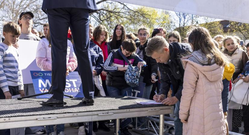 „A függöny mögött bujkálva hallgatják Magyar Péter beszédét a köztisztviselők”