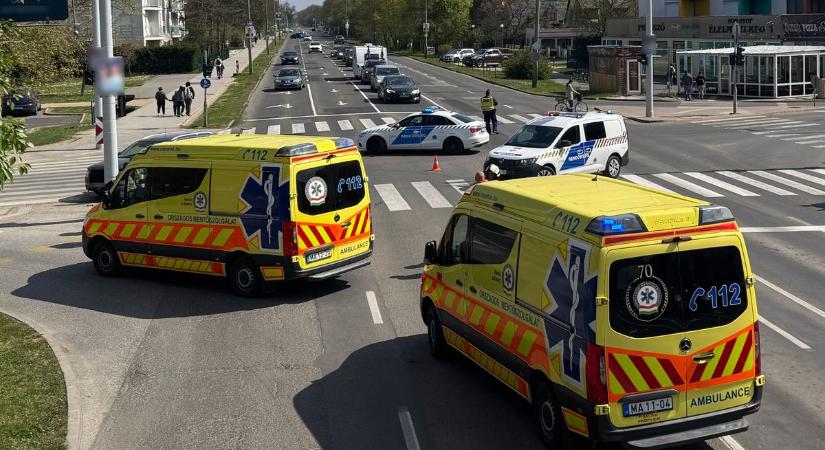 Baleset Hajdúszoboszlón: egymásba csapódott két autó, mentők és rendőrök a helyszínen! - fotókkal, videóval!