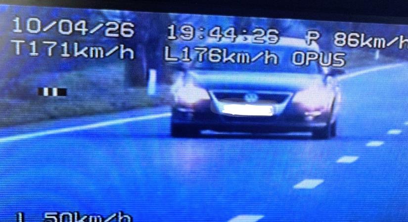 Jogsi nélkül maradt: 176 km/órával száguldott az országúton, mert „odaég a kalács!”