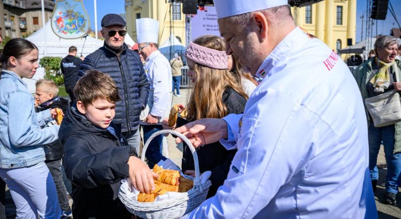 Verssel és batyuval köszöntötték Debrecent a város és a költészet napján – fotókkal, videóval