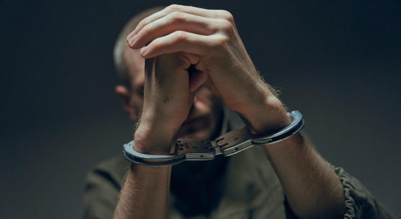 A tetőre menekültek a sorozatbetörők – videó az elfogásról