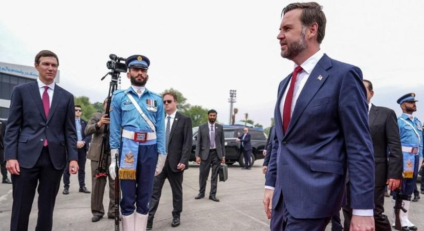 Rengetegen várták ezt a pillanatot: Vance megérkezett Pakisztánba, sorsfordító tárgyalások következnek