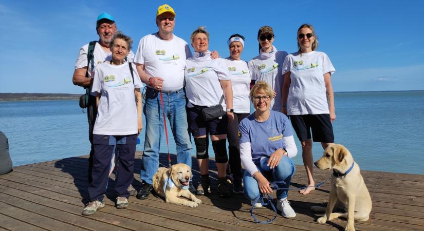 Fehér bottal kerülte meg a Balatont