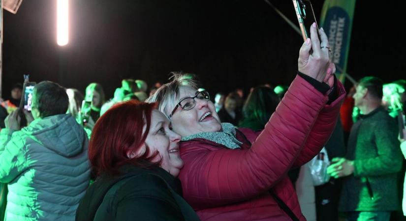 Hatalmasat ment a Szerencsekoncert: Bebe, Szabó Ádám és Oláh Gergő is kitette a szívét a Jászságban – galériával, videóval