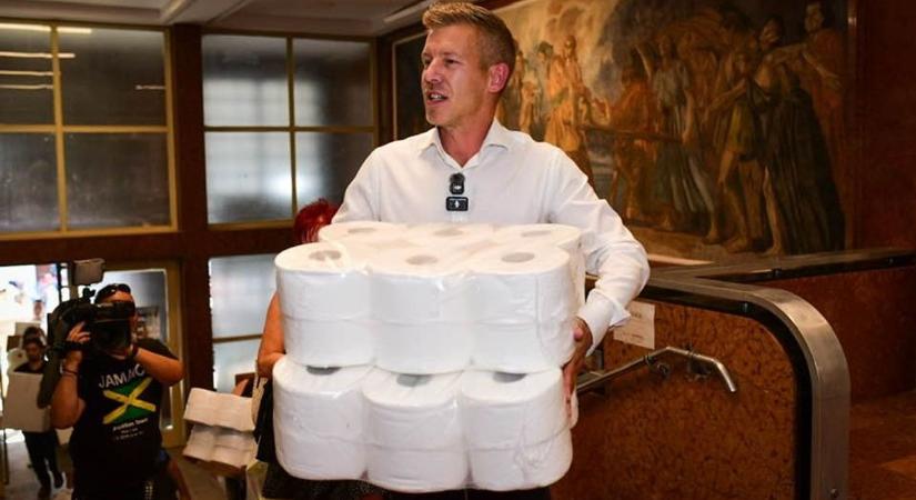 „EZ KOMOOOOLLLYYY?” – darabokra szedik a Tisza Párt kampányát elrontó heremutogatót