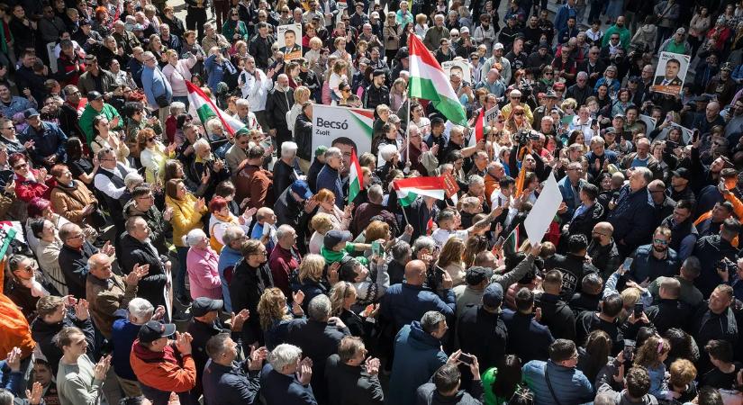 Rengetegen fogadták Orbán Viktort Salgótarjánban - mindenhol ember, amerre a szem ellát