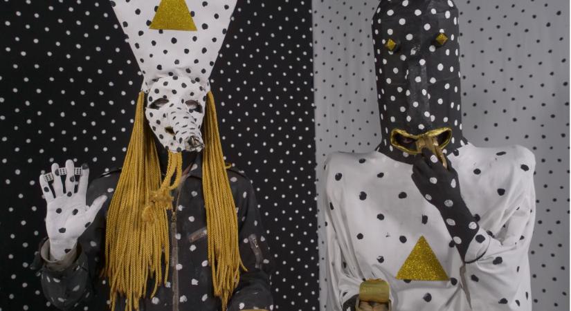 Kik ezek a pöttyös ruhás őrültek???