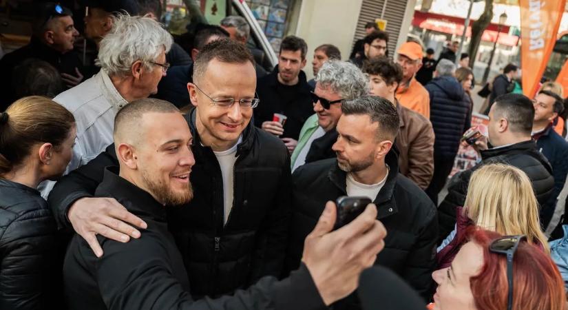 Szijjártó Péter megmutatta, hogyan várják őket mindenhol
