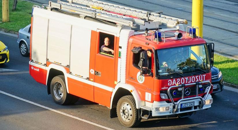 Lakatlan házban csaptak fel a lángok Miskén, több egység is a helyszínre vonult