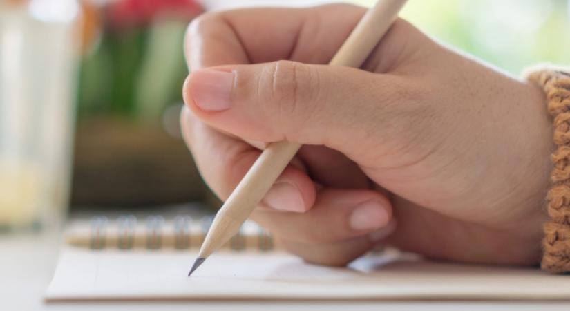 Pszichológia: ezt a 3 dolgot árulja el, ha olvashatatlan a kézírásod