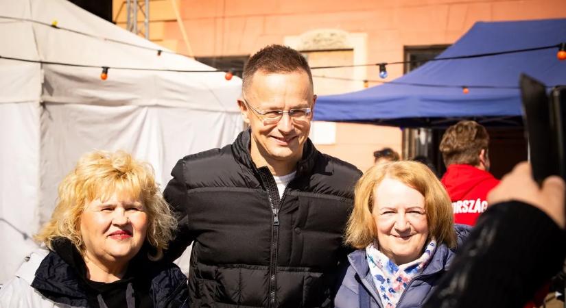Ellenzékiekkel találkozott Szijjártó Péter az Egymillió kézfogás napján – Videó