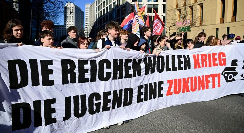 Németországban az utcára vonultak a fiatalok a sorozás miatt