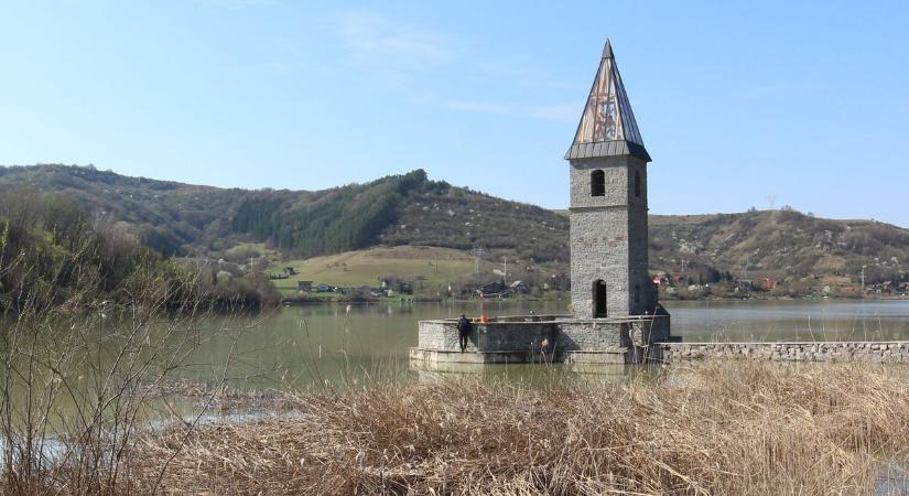 Víz alatt egy falu, elsüllyedt a békesség