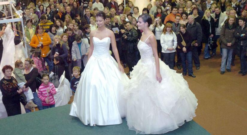Hogy került menyasszonyi ruha a sportcsarnokba? Pécs egykori titkai (GALÉRIA)