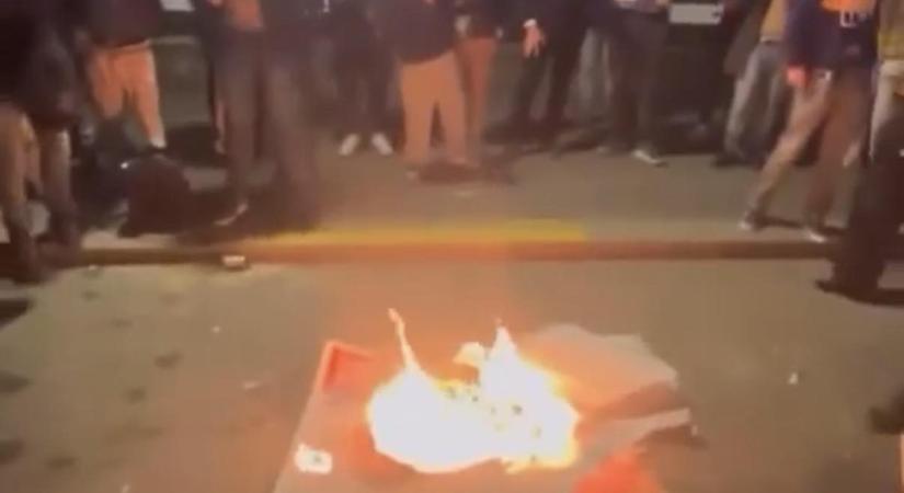 Plakátrongálás és botrányos jelenetek egy budapesti koncert után