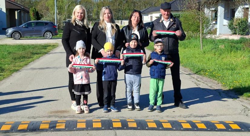 "Fekvőrendőrök" a szanyi utakon, versenyképes pályázatból, elkészült a rigókereszti járda is