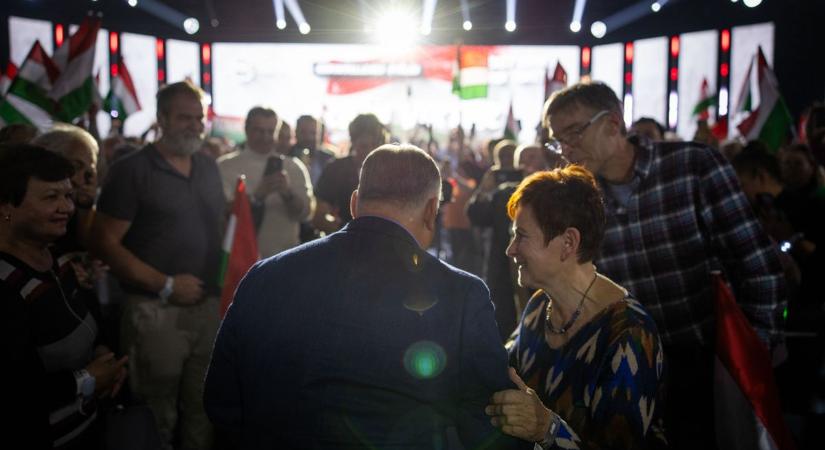 A balliberális The Guardian az unásig ismételt paneleket puffogtatva vizionálja a magyar kormány bukását