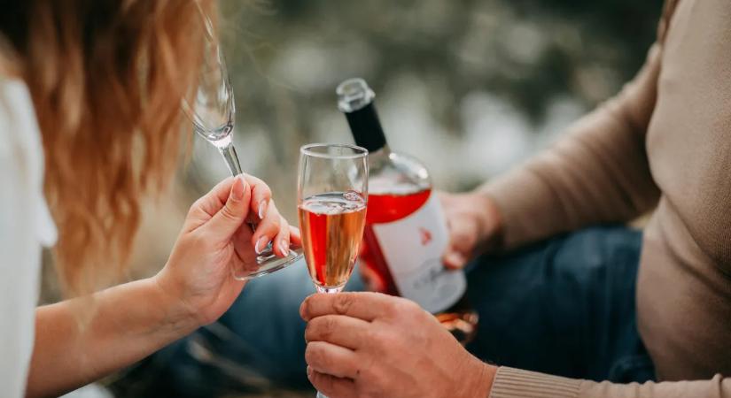 "Én vagyok a tökéletes barátnő" - gazdag szülők hatalmas pénzt kínálnak a nőnek, hogy randizzon a fiaikkal