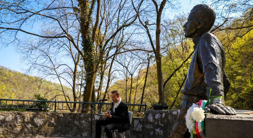 „Az Ódát mindannyian kicsit magunkénak érezhetjük ma is” - József Attilára emlékeztek Miskolcon (képekkel)