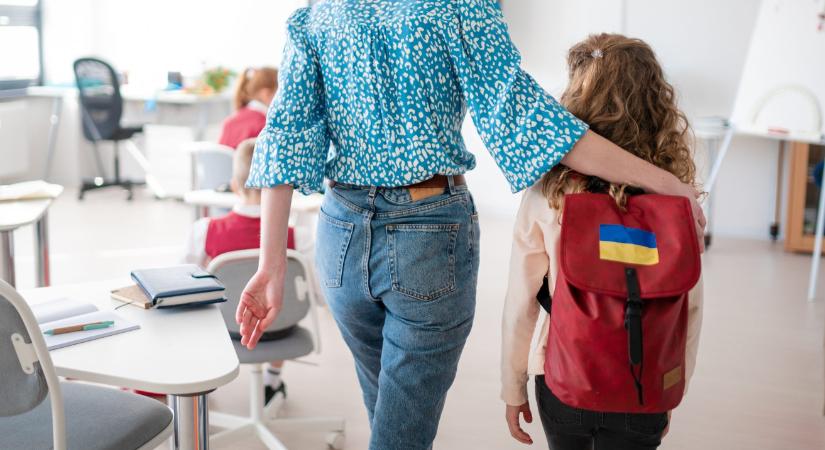 A lányoknak is el kell sajátítaniuk a lőfegyver használatát az iskolában