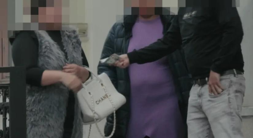 Pénzosztás a szegedi KDNP-iroda előtt: „Nem vagyunk olyan szívtelenek, hogy az aktivistáinknak ne adjunk ételt”