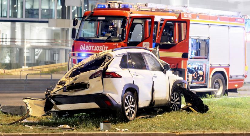 Így történt a baleset, ahol lezuhant egy autó a felüljáróról