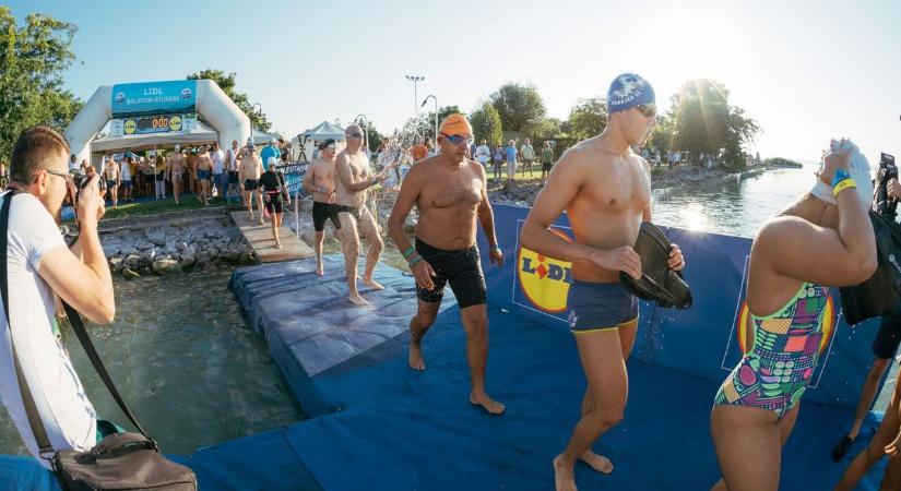 Már most megőrülnek érte: rekordtempóban telik meg a Balaton-átúszás