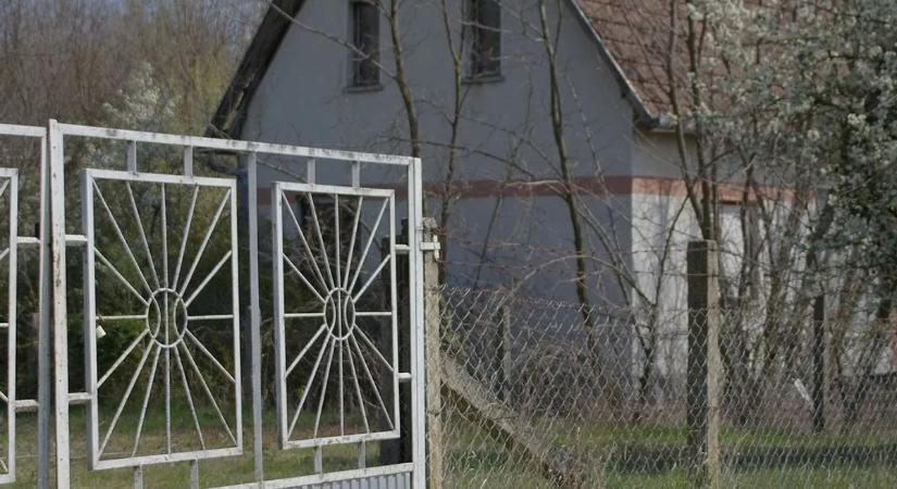 Késelés: gyógyszer helyett bort vett, majd mellkason szúrta a testvérét – fotókkal