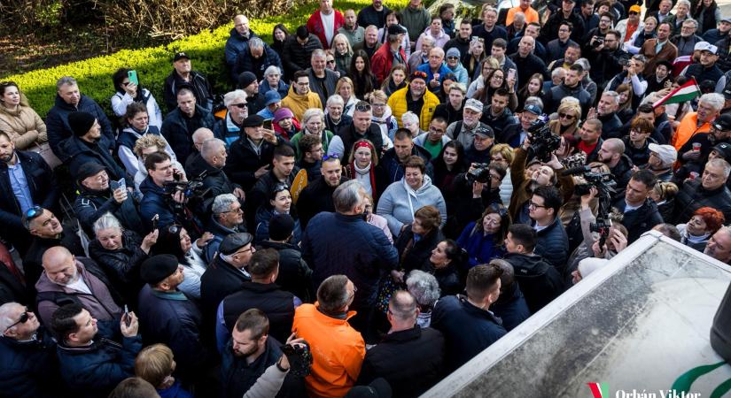 Elindult az „Egymillió kézfogás napja” – országjárásra indult a Fidesz–KDNP busza Orbán Viktorral