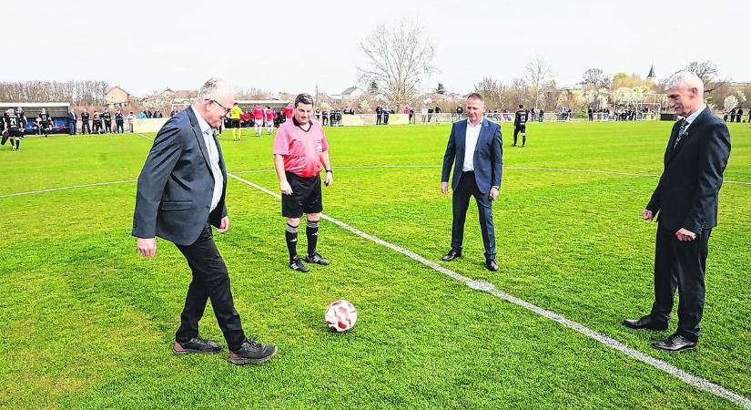 Arany-keretbe foglalt pályaavató (fotókkal, videóval)