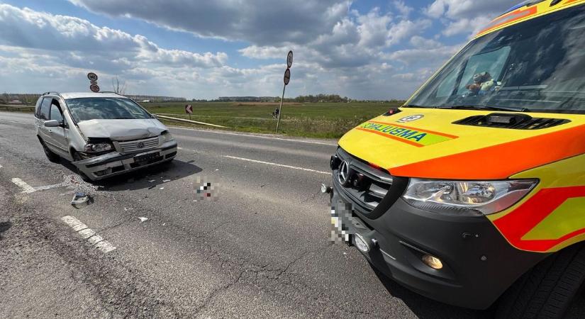 Összeütközött két autó a 4-es főúton, Hajdú-Biharban – fotókkal