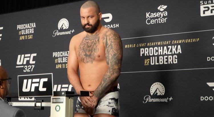 Josh Hokit lenyomta az egyik legfurcsább mérlegelést, amit valaha láttunk a UFC-ben