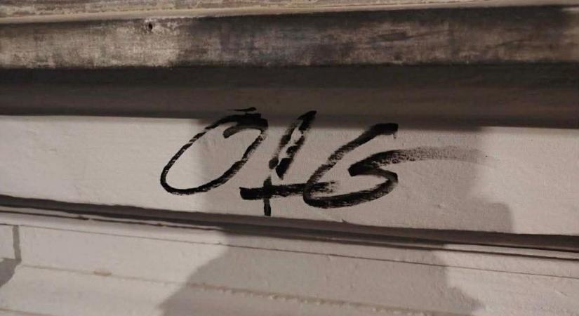 Szégyen: összefirkálták a Terror Háza Múzeum falát (FOTÓ)