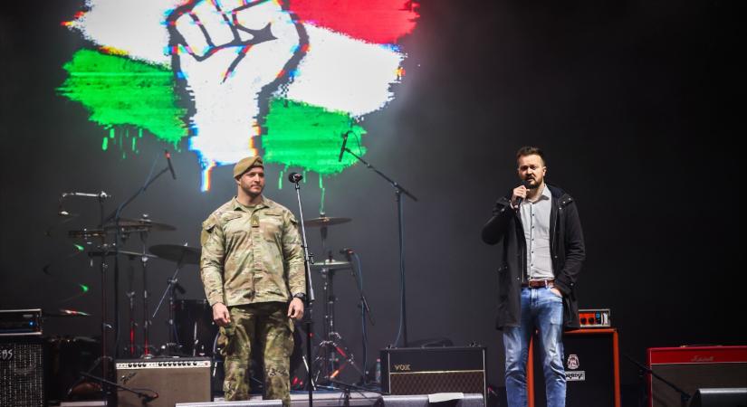 Csak úgy esnek ki a csontvázak a szekrényből. De kik ők, akik nem bírják tovább, és kinyitják a szekrényajtót?