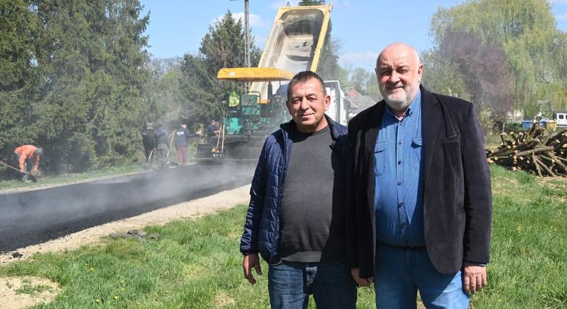 Javában tart a „kölcsei elkerülő” aszfaltozása, ott járt az országgyűlési képviselő is