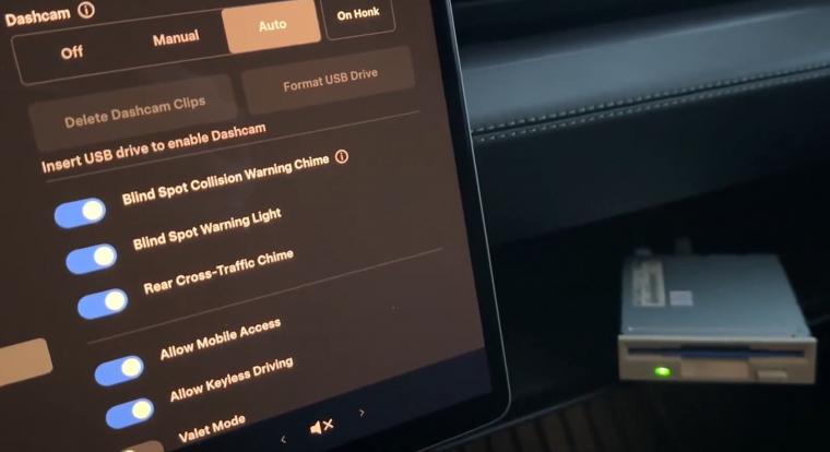 Hősünk az ember, aki rá tudott kötni a Teslájára egy 3,5-ös floppy meghajtót