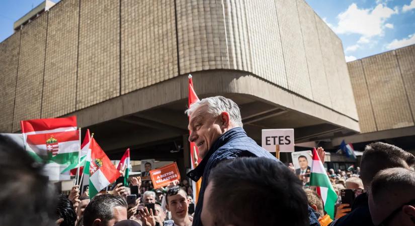 Orbán Viktor: Lassan egyedül összehozom az egymillió kézfogást