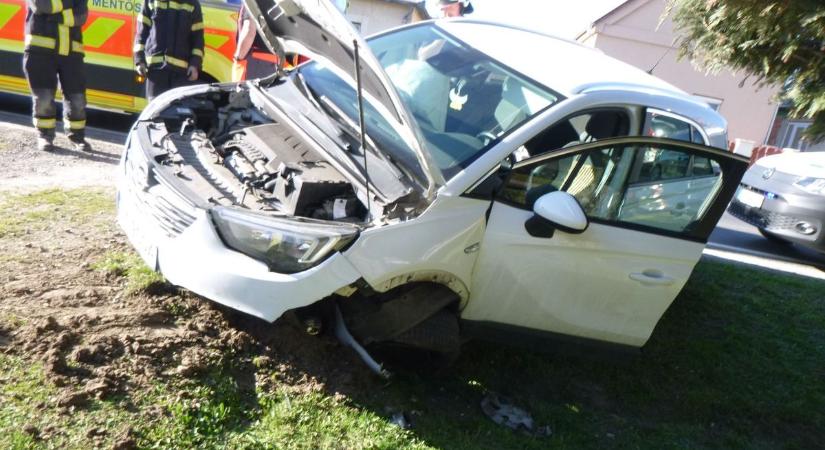 Riasztás: árokba borult egy autó, tűzoltók a helyszínen - fotó