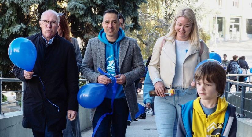 Kékbe borult a Kossuth utca az autizmus világnapja alkalmából (galéria  videó)